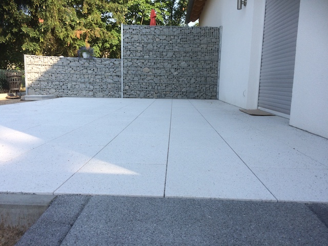 Terrassenanlage mit einer Natursteingabione