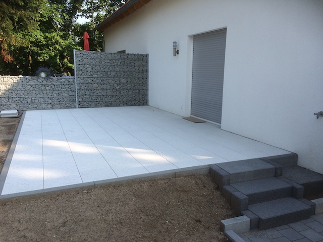 Terrassenanlage mit einer Natursteingabione
